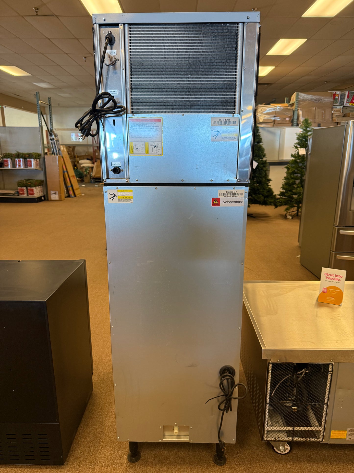 *Summit 350 lb Full Cube Ice Machine w/ Ice Dispenser